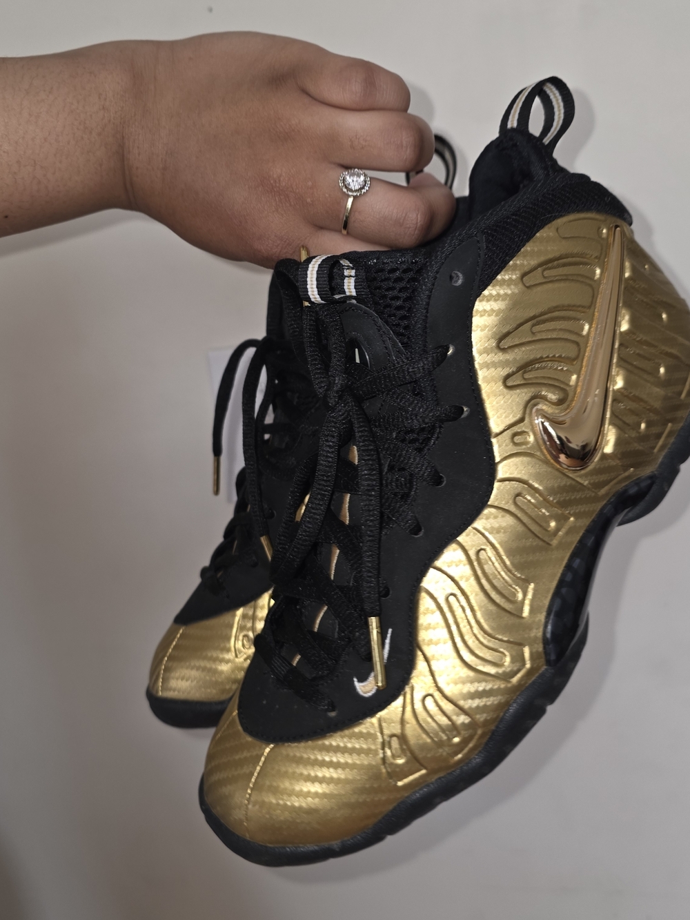 ☆Nike Metallic Gold and Black Foamposite Sneakers 6y☆ - Picture 3 of 6